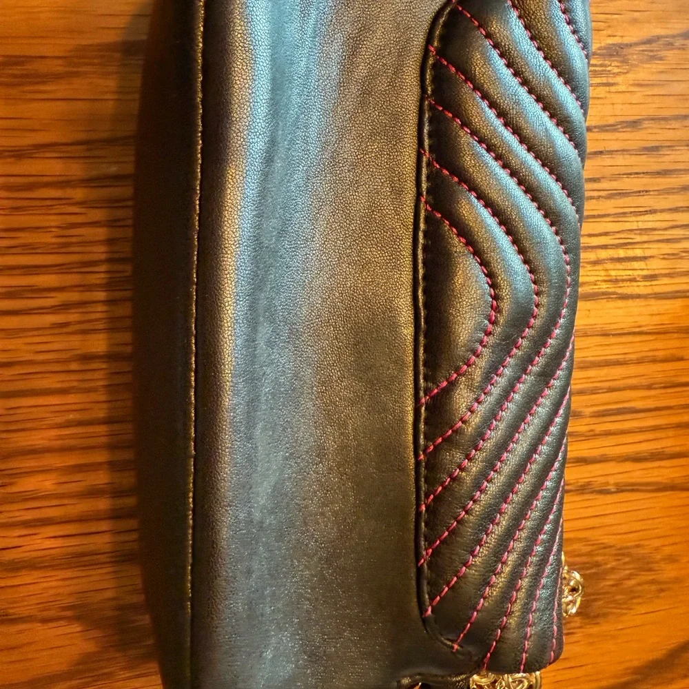 Henri Bendel Black Clutch/wristlet with Gold Chain snd pink interior - Picture 7 of 8